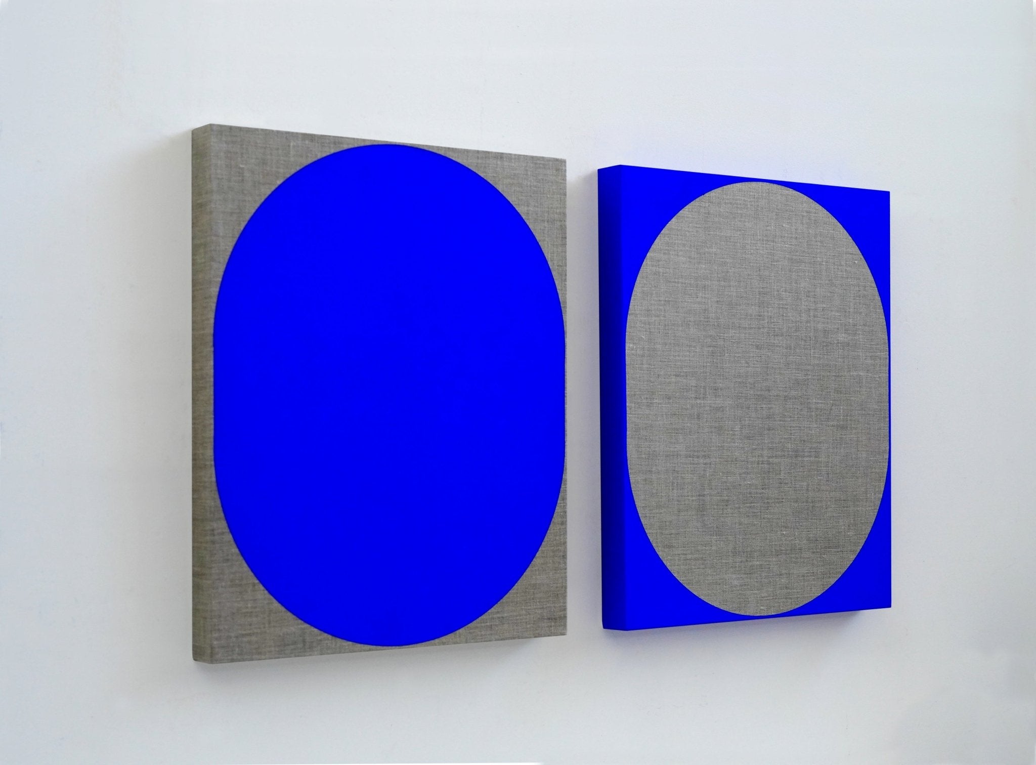 Blue Nesting - Louise Blyton - Abstract Painting - Ideelart