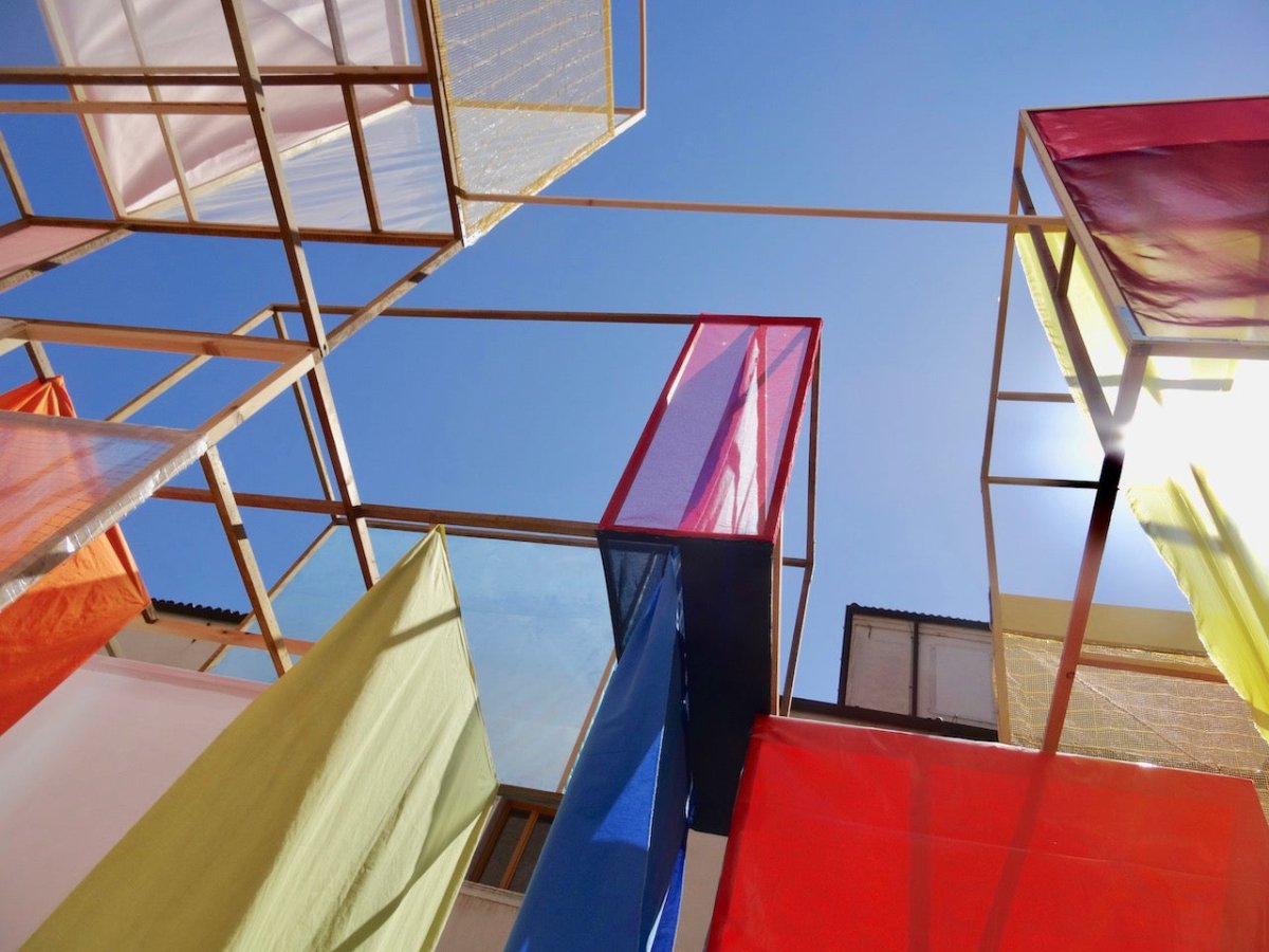 Infinite Village - Lo spazio e blu e gli uccelli attraversano on volo (Venise) - by Tilman - Abstract Projects - Ideelart