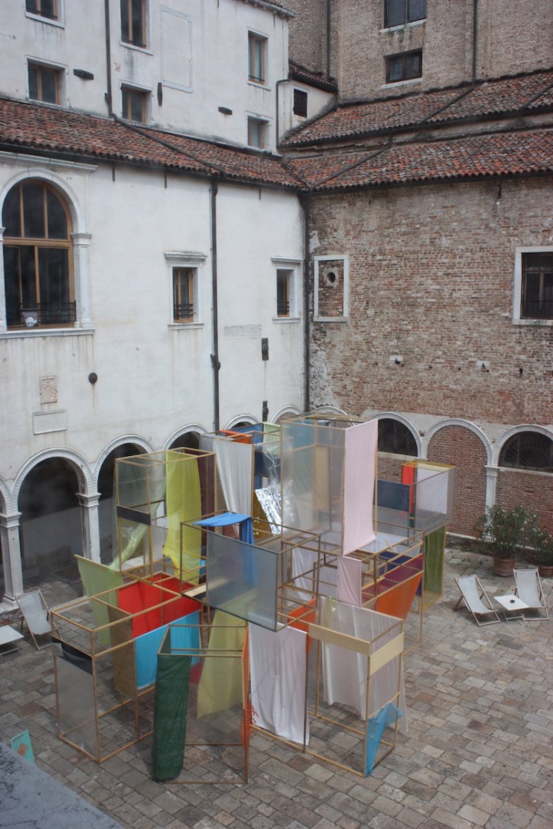 Infinite Village - Lo spazio e blu e gli uccelli attraversano on volo (Venise) - by Tilman - Abstract Projects - Ideelart