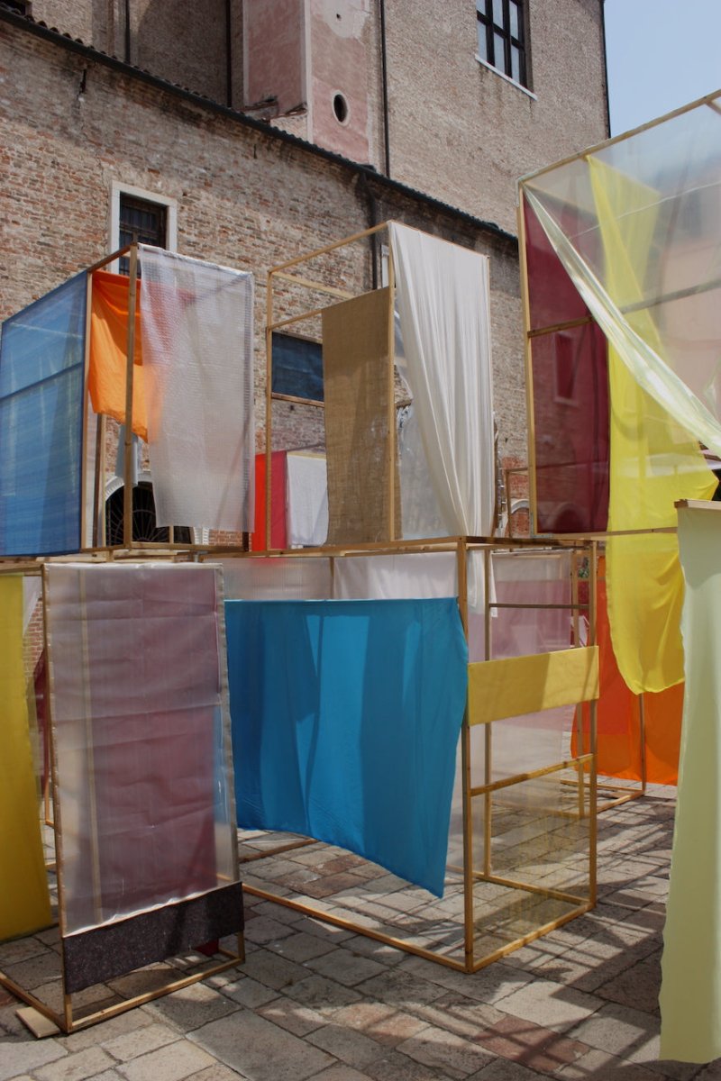 Infinite Village - Lo spazio e blu e gli uccelli attraversano on volo (Venise) - by Tilman - Abstract Projects - Ideelart