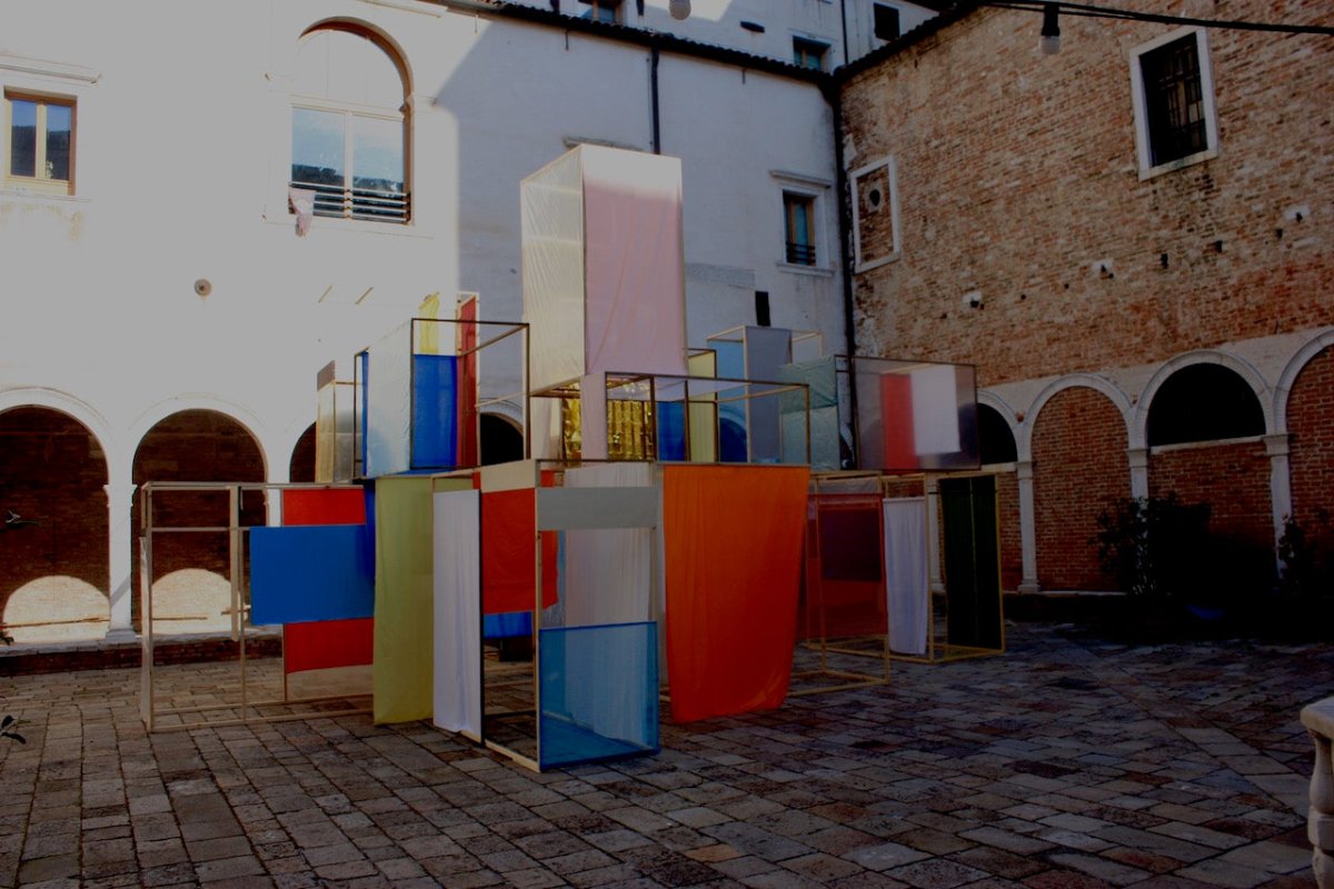 Infinite Village - Lo spazio e blu e gli uccelli attraversano on volo (Venise) - by Tilman - Abstract Projects - Ideelart