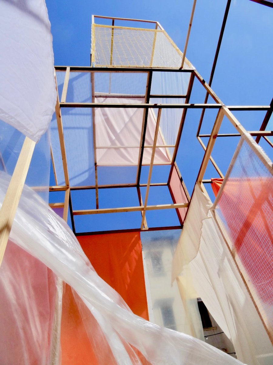 Infinite Village - Lo spazio e blu e gli uccelli attraversano on volo (Venise) - by Tilman - Abstract Projects - Ideelart